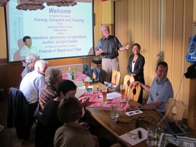 Schulleiter Kesang Shresta in München