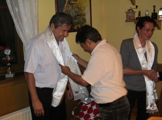 Schulleiter Kesang Shresta in München